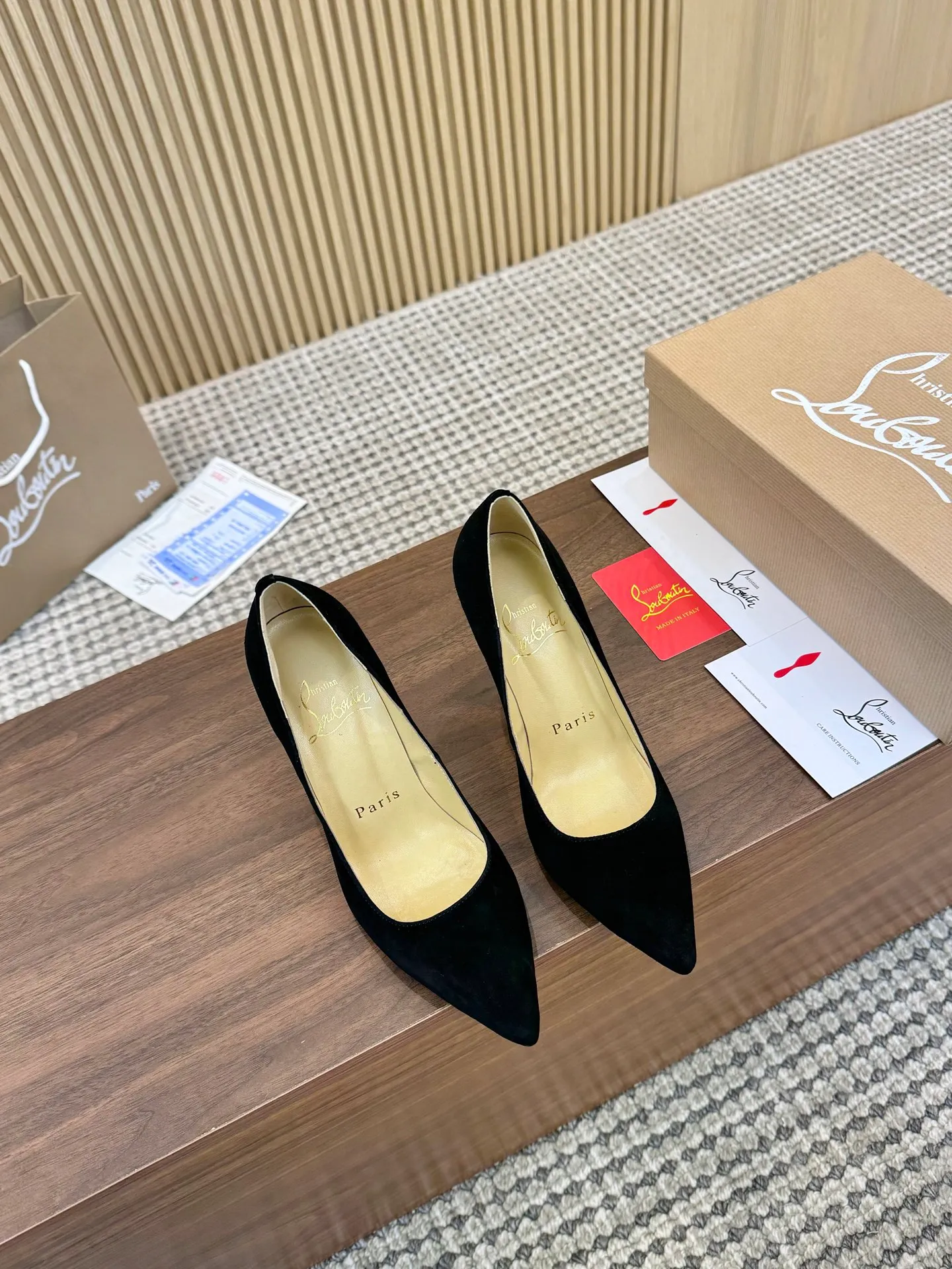 👟👟Ex-factory price 440👟👟 Genuine leather sole +40 Year-round shipment💝Christian Louboutin CL👠 Classic "Matte💎Cow Leather💎Series" noble and luxurious, real blingbling👟👟 Real materials, all customized by the pattern maker, and the materials are made of original customized materials to achieve the taste of the original 6 color options 💍 Upper: Imported 👉 cowhide 💪 Lining: Sheepskin foot pad/lining Size: 34-40.41.42 Heel height: 10.5cm and 8.5cm two options Leather sole Rubber sole